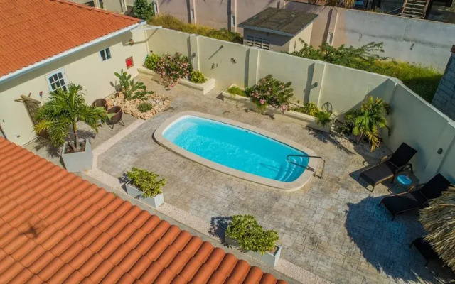 Poolside 1-bed Near Palm Beach
