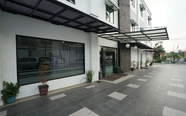 OYO 1282 Feodora Airport Hotel