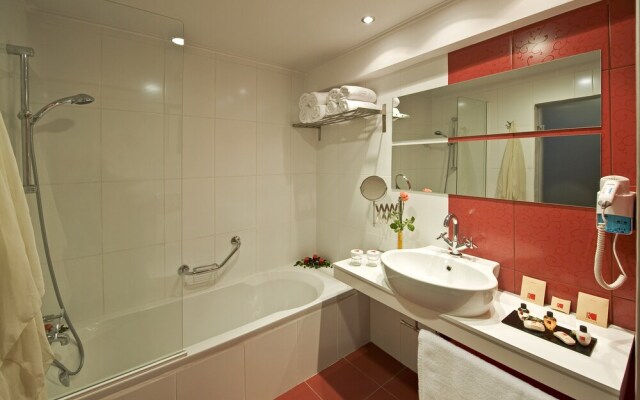 Rhodes Superior Suite - Chic Poolside Retreat