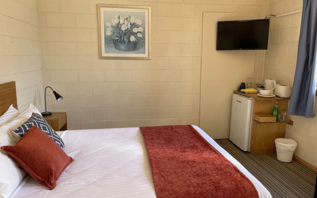 Seaview Holiday Park and  Hostel