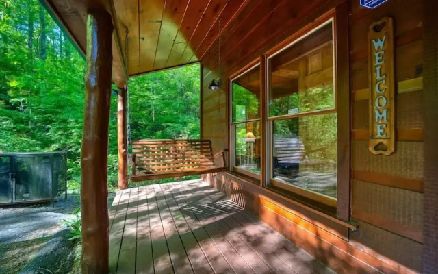 Cabin in Nature w/ Hot Tub & Games!
