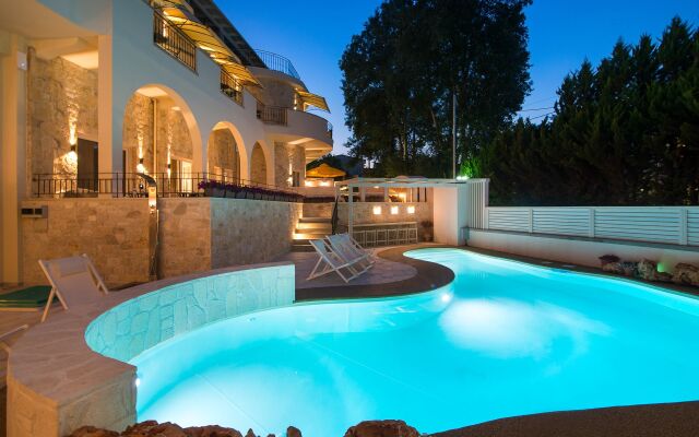 Neikos Luxury Suites