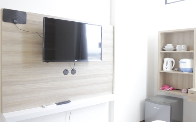 Modern And Comfy Studio Apartment At Lodge Paskal Near Binus University – Guest Rooms – Bandung