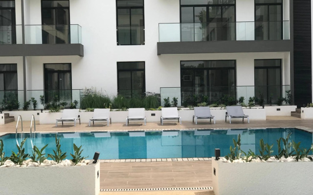 A007 Embassy Gardens Studio Apartm