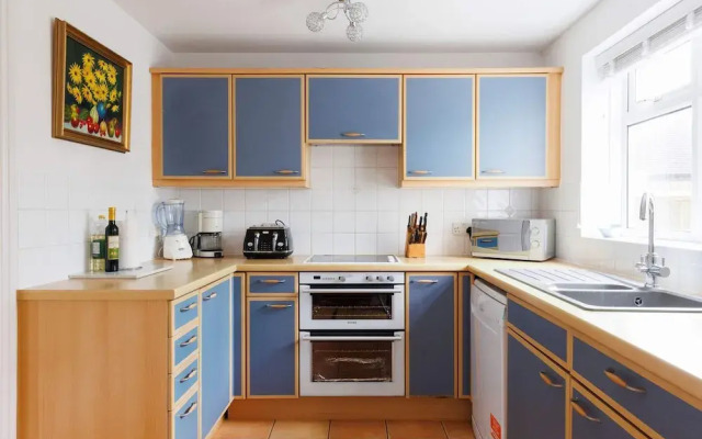 Spacious 4-bed Seaside Retreat in Selsey