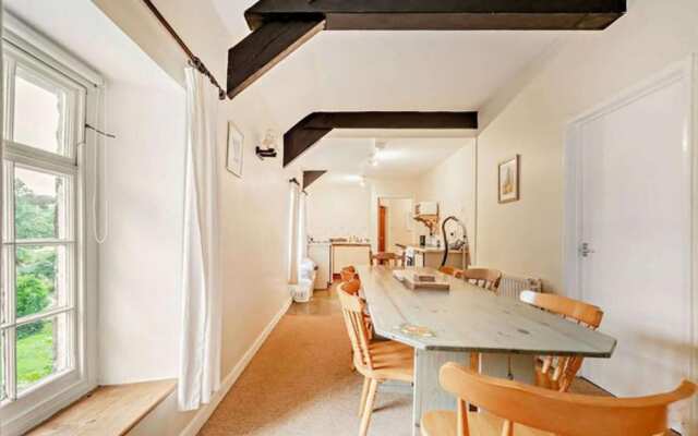 Lovely 7-bed Apartment in Llandysul