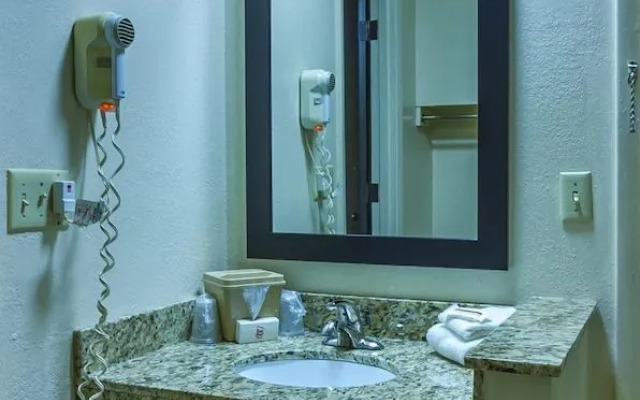 Red Roof Inn & Suites Piqua