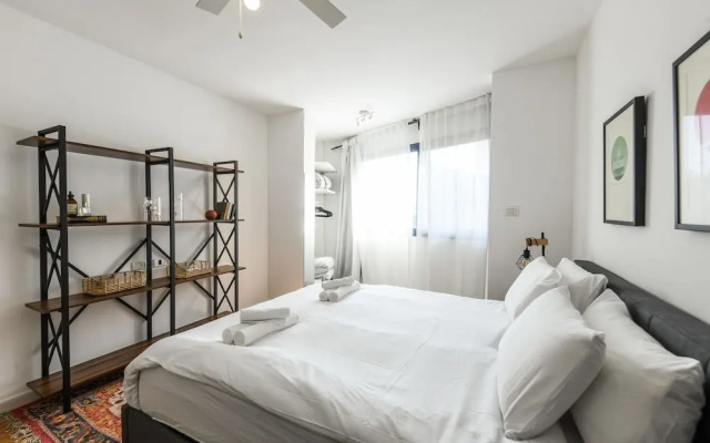 Stylish 3-BR Apt w Balcony and Parking