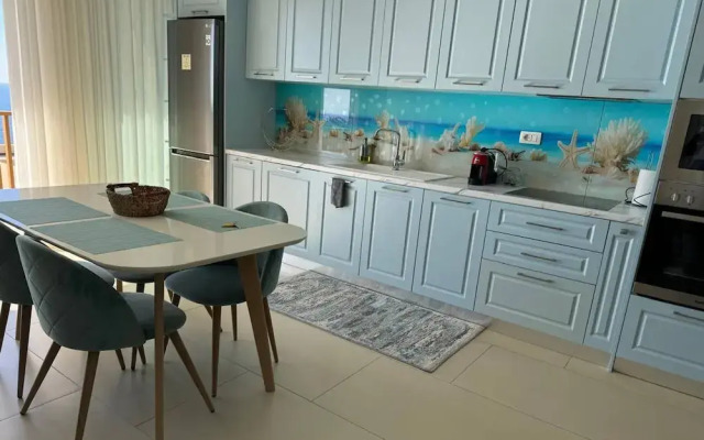 Sunny Coastal Getaway Green Coast