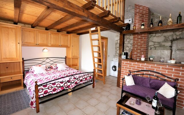 Holiday house in stone with heated pool