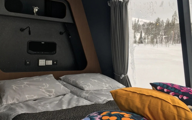 SnowLounge AuroraHut GlasIgloos IceHotel