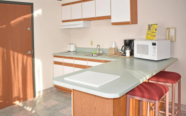 Americas Best Value Inn Tahquamenon Country