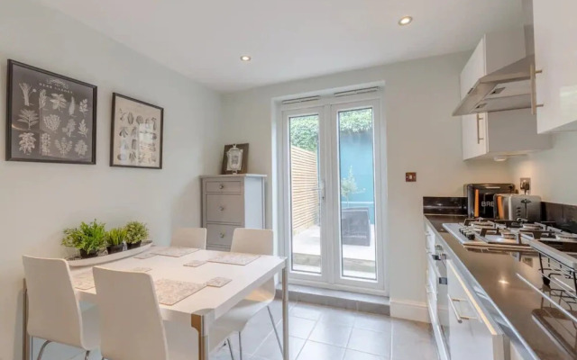 Stylish 1 Bedroom Apartment in Nine Elms With Garden