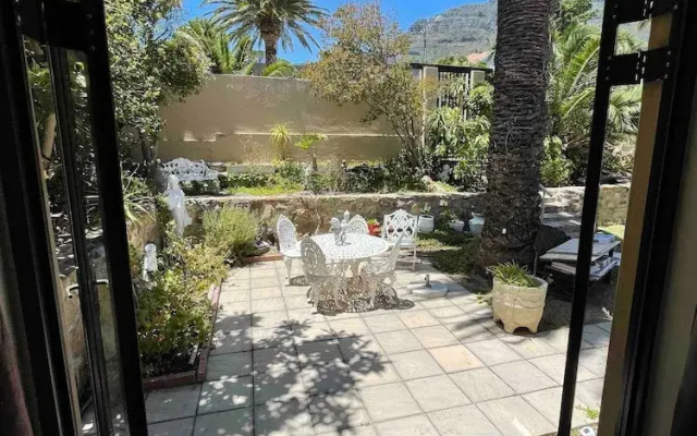 Room-living In Mountain Views Camps Bay