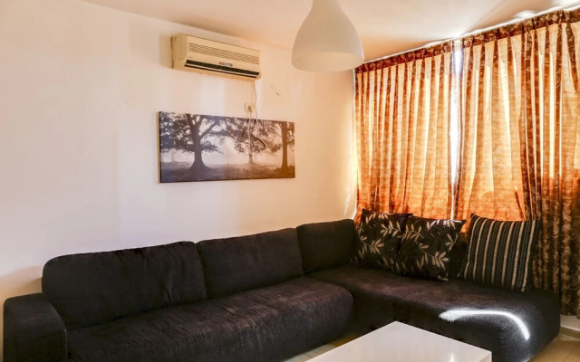 Central Apartment by Rothschild & Market