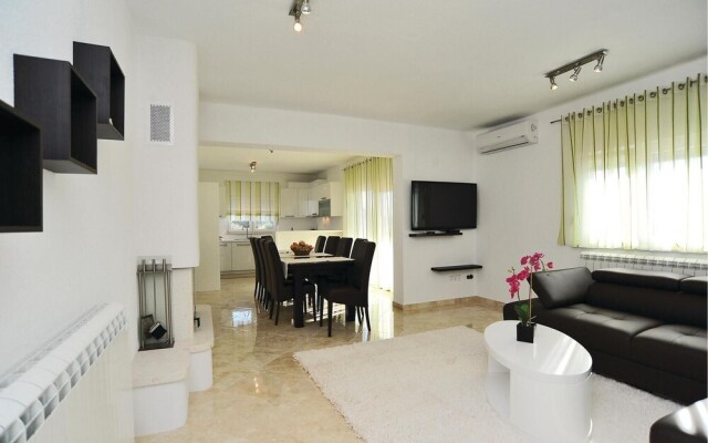 Awesome Home in Pakostane With Wifi and 5 Bedrooms