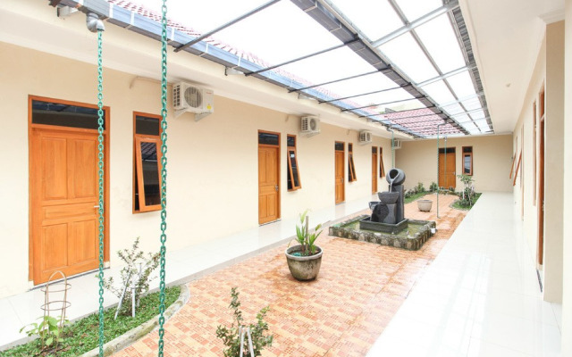 RedDoorz near Balekambang City Park