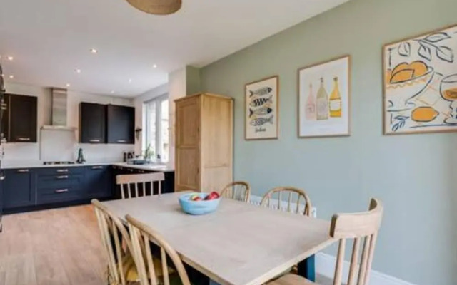 Family-friendly Getaway - Garden Parking Sleeps 7