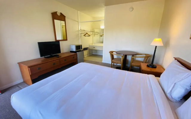 Travelers Place Inn & Suites