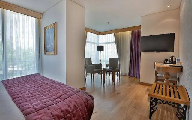 Queen Hotel & Spa