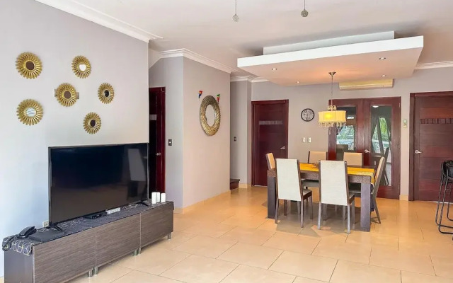 Incredible 3 BR Penthouse w BBQ Jacuzzi