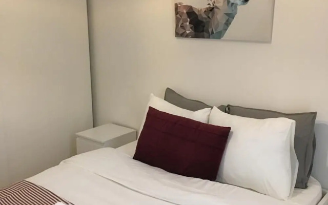 Modern 3 Beds In Convenient Location - Parking
