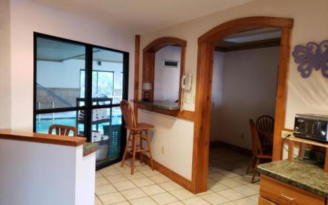 The Center Lodge and Jacuzzi Suites