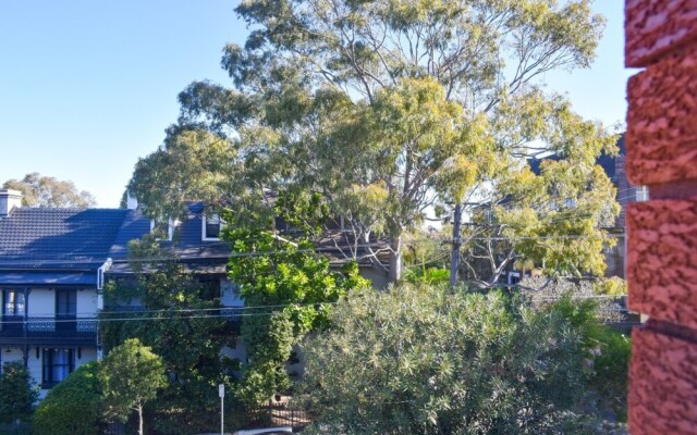 Sun-Drenched 1 Bed Studio Apt Newtown Parking