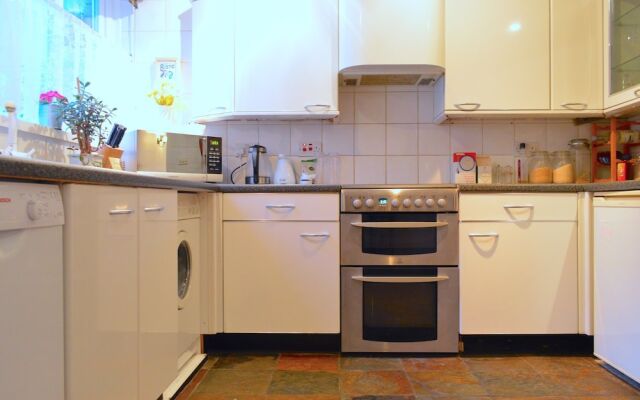 Spacious 2 Bedroom House With Garden in Islington