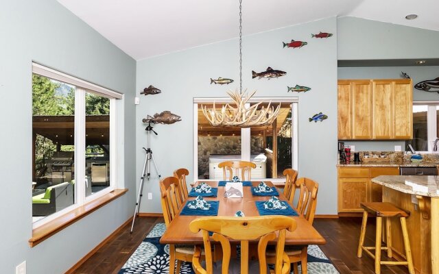 Riffle River Lodge 3 Bedroom Home by NW Comfy Cabins by RedAwning