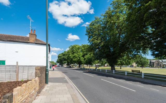 Traditional Richmond Home by Twickenham Green