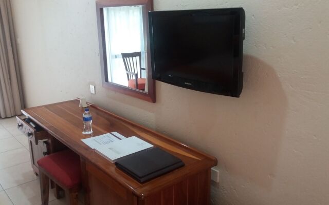 Cresta Mowana Safari Resort & Spa