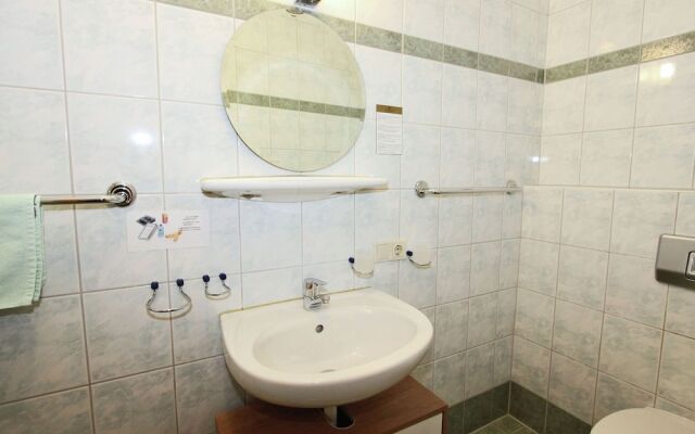 Spacious Holiday Home With Balcony, Sauna, Parking