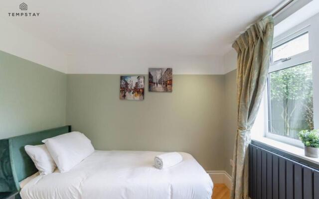 Stylish Home with Free Parking - 10 Mins To Legoland!