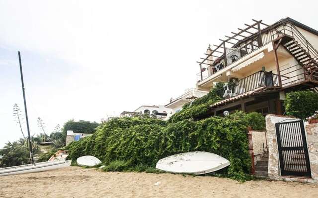 Casa la conchiglia sulla spiaggia