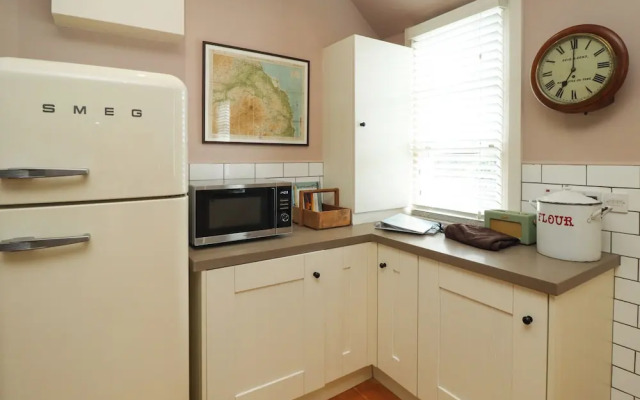 Armstrong Cottages No6