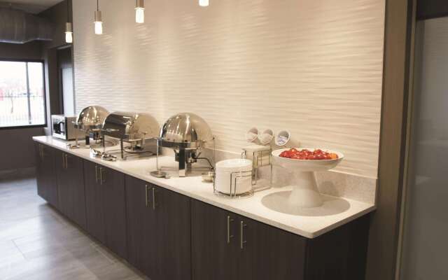 La Quinta Inn & Suites by Wyndham Wichita Airport