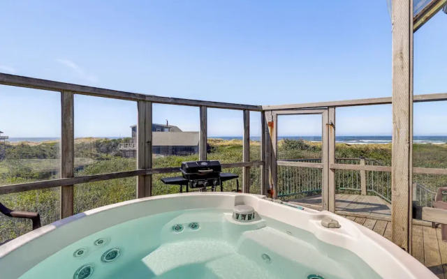 'oceanfront Castle' w/ Hot Tub & Game Room
