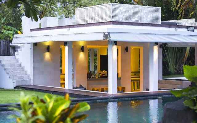 Fabulous Beachfront Villa, 5 BR, Canggu w/ Staff