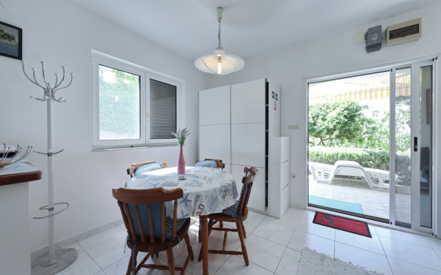 Apartment Djurdja - 20 m from beach : A2 Luka Murter, Island Murter