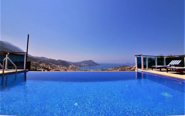 Villa Alfa by Akdenizvillam