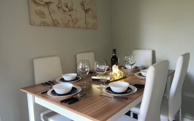 London Luxury Apartment up to 8 Guests