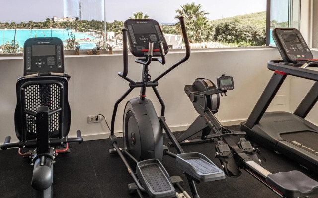 2152-Modern apt with private beach