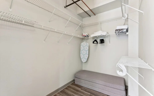 Spacious 2BR Downtown Retreat