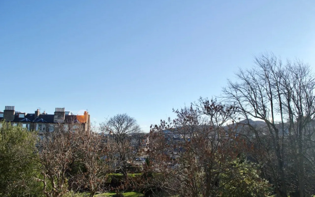 Traditional 3 Bedroom Apartment in Edinburgh's New Town