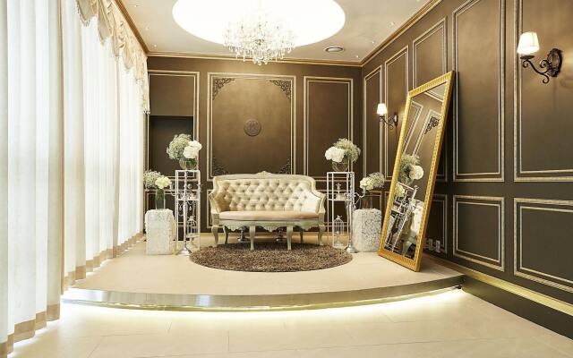 Square By Savills