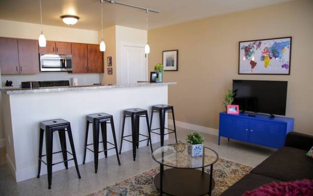 Classic Downtown 1BR Apt with Views