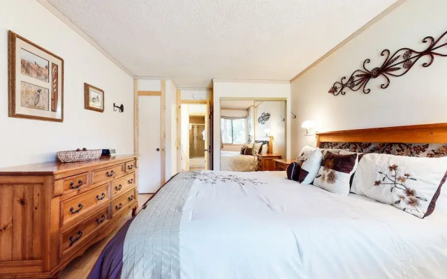 Summit Cozy Condo Getaway!