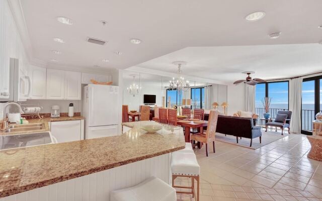 Beachfront Condo w/ View & Pool, Sleeps 8