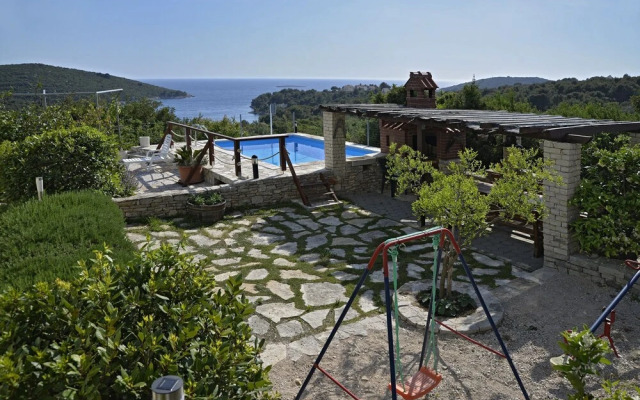 Toni - With Pool and View - A2